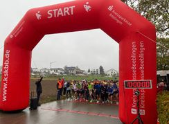 Hildrizhausens Bürgermeister Benedikt Thoma gibt Punkt 10 Uhr den Startschuss für den Hauptlauf des Naturpark Schönbuchlaufs.
